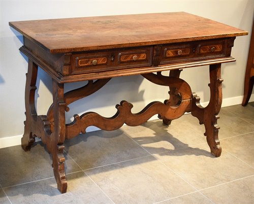 Table walnut